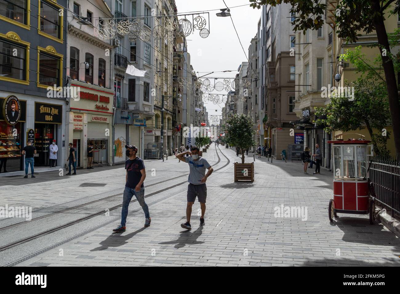Seuls des touristes ont été vus dans la rue Istiklal, Taksim le 3ème jour du couvre-feu en raison de l'épidémie de coronavirus à Beyoglu, Istanbul, Turquie le 2 mai, Banque D'Images