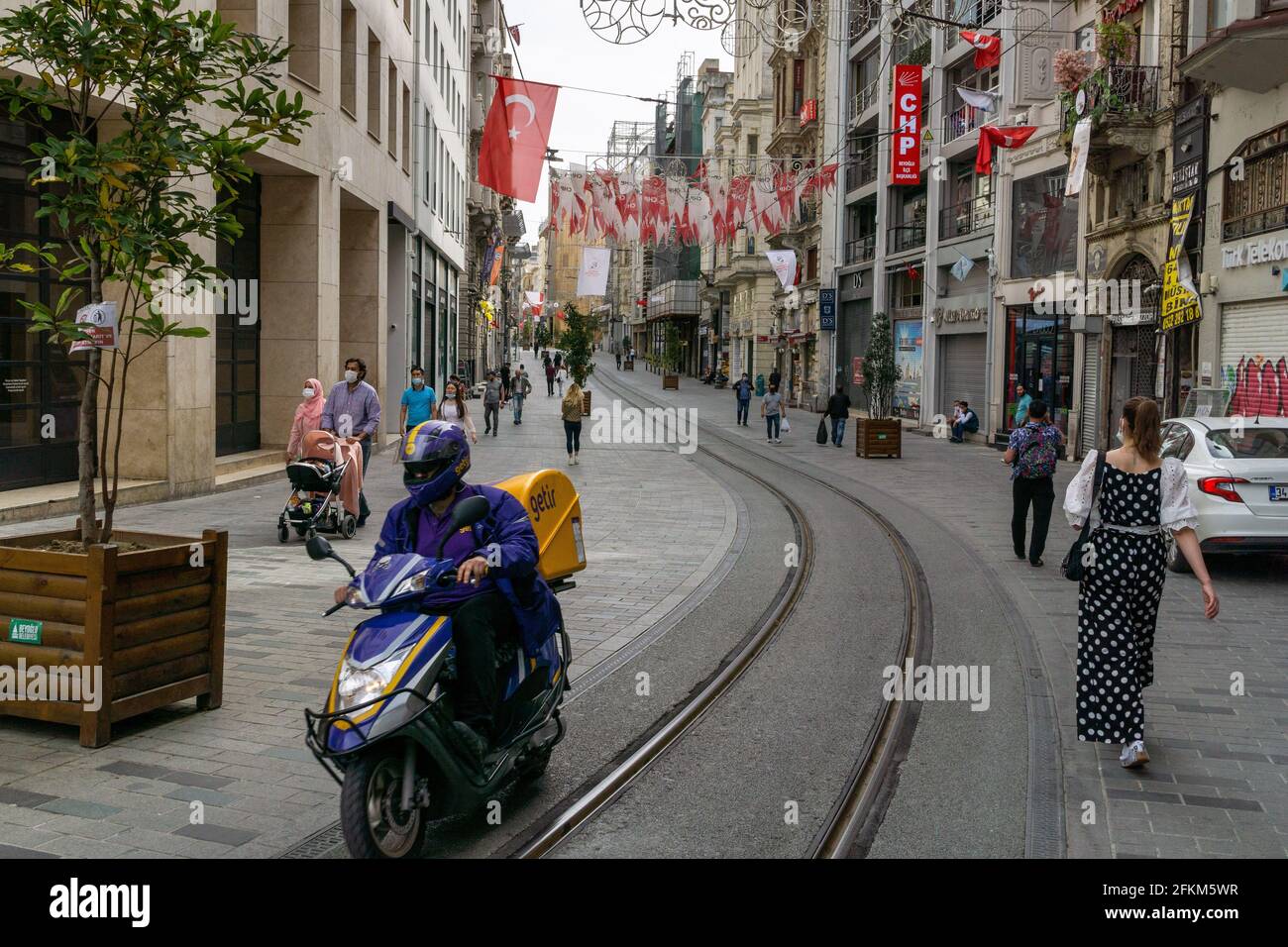 Seuls des touristes ont été vus dans la rue Istiklal, Taksim le 3ème jour du couvre-feu en raison de l'épidémie de coronavirus à Beyoglu, Istanbul, Turquie le 2 mai, Banque D'Images