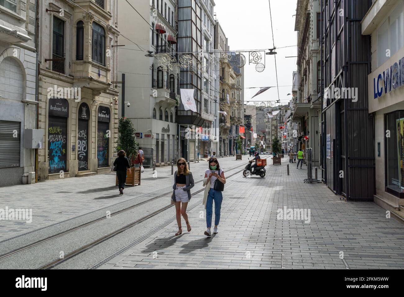 Seuls des touristes ont été vus dans la rue Istiklal, Taksim le 3ème jour du couvre-feu en raison de l'épidémie de coronavirus à Beyoglu, Istanbul, Turquie le 2 mai, Banque D'Images