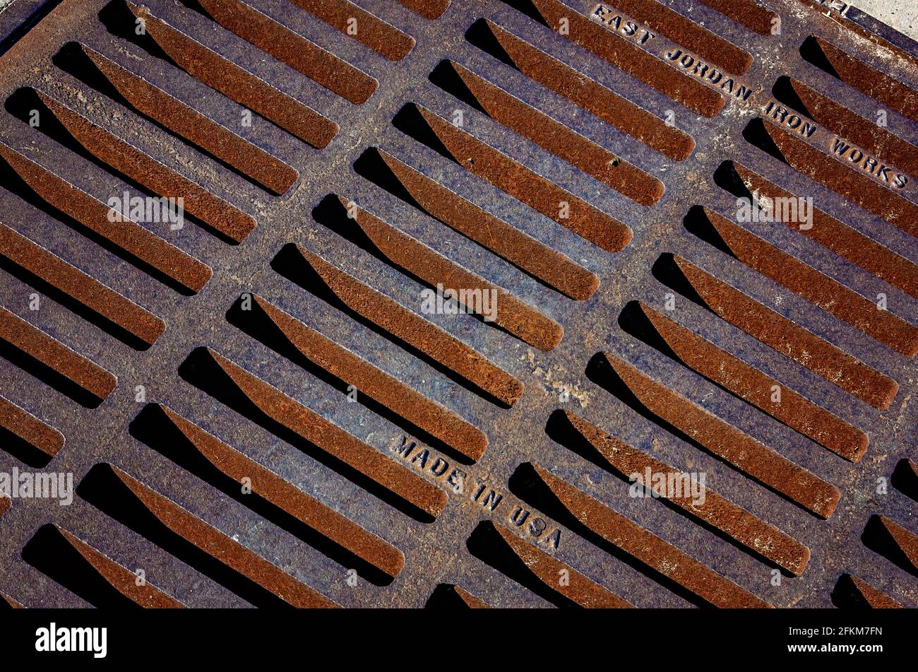 Une grille en fer construite par East Jordan Iron Works est photographiée au centre-ville, le 25 avril 2021, à Moss point, Mississippi. Banque D'Images