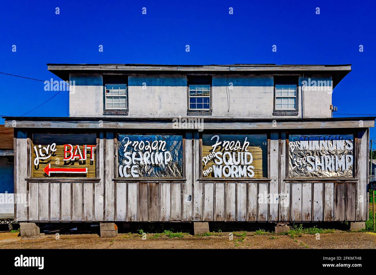 Une boutique d'appâts surplombe la rivière Escatawpa à l'embarcadère du parc Riverfront, le 25 avril 2021, à Moss point, Mississippi. Banque D'Images