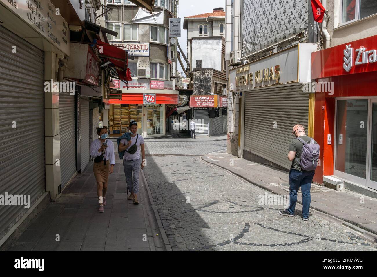 2 mai 2021 : seuls des touristes ont été vus sur la place Eminonu et dans les rues Tahtakale, qui ont été libérés le 3ème jour du couvre-feu en raison de l'épidémie de coronavirus à Fatih, Istanbul, Turquie, le 2 mai 2021. La Turquie a annoncé un verrouillage complet à partir d'avril 29, qui durera jusqu'en mai 17. Les nouvelles mesures couvriront tout le mois sacré du Ramadan, ainsi que trois jours de la fête de l'Eid. Credit: Tolga Ildun/ZUMA Wire/Alamy Live News Banque D'Images