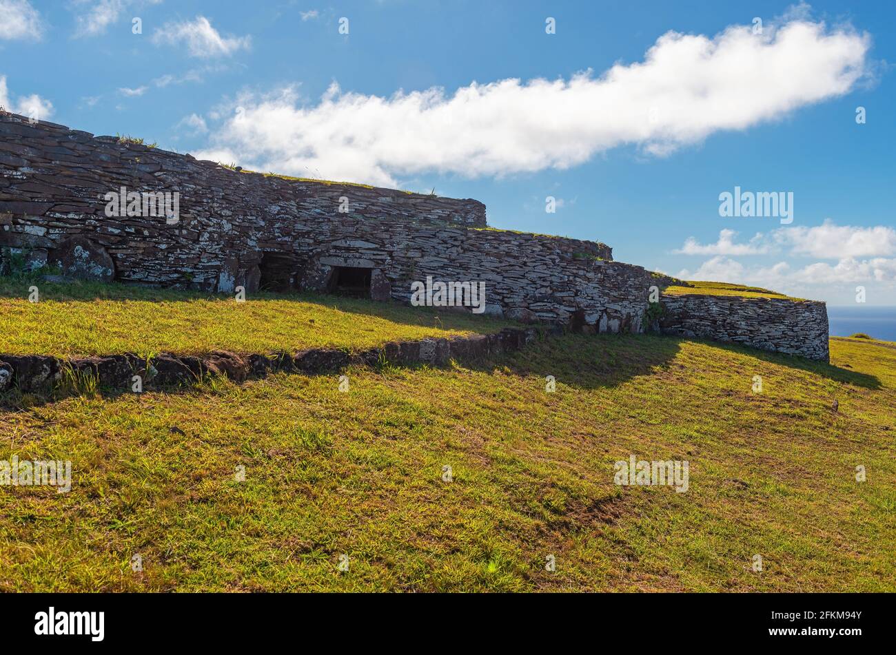 Construction cérémoniale circulaire et centre religieux d'Orongo par le cratère volcanique de Rano Kau et l'océan Pacifique sur Rapa Nui, île de Pâques, Chili. Banque D'Images