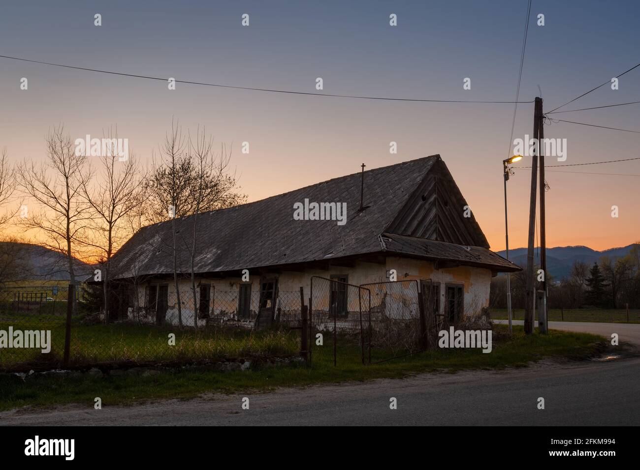 Maison abandonnée dans le village de Kalamenova, région de Turiec, Slovaquie. Banque D'Images