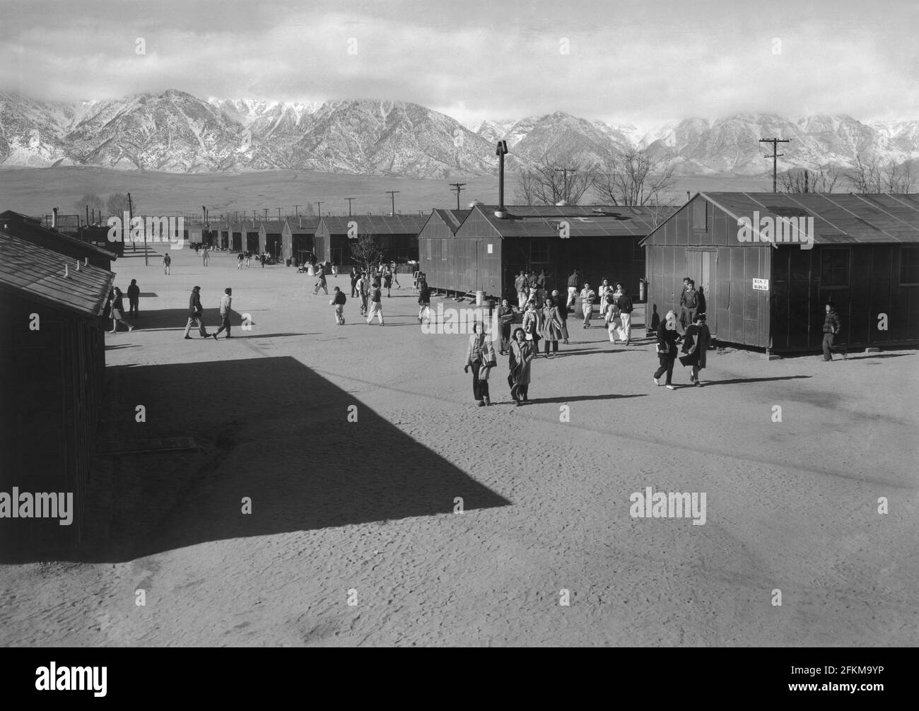 Étudiants en plein air pendant la période de la décess, Manzanar Relocation Center, Californie, , États-Unis, Ansel Adams, Collection du Centre de réinstallation de la guerre de Manzanar, 1943 Banque D'Images