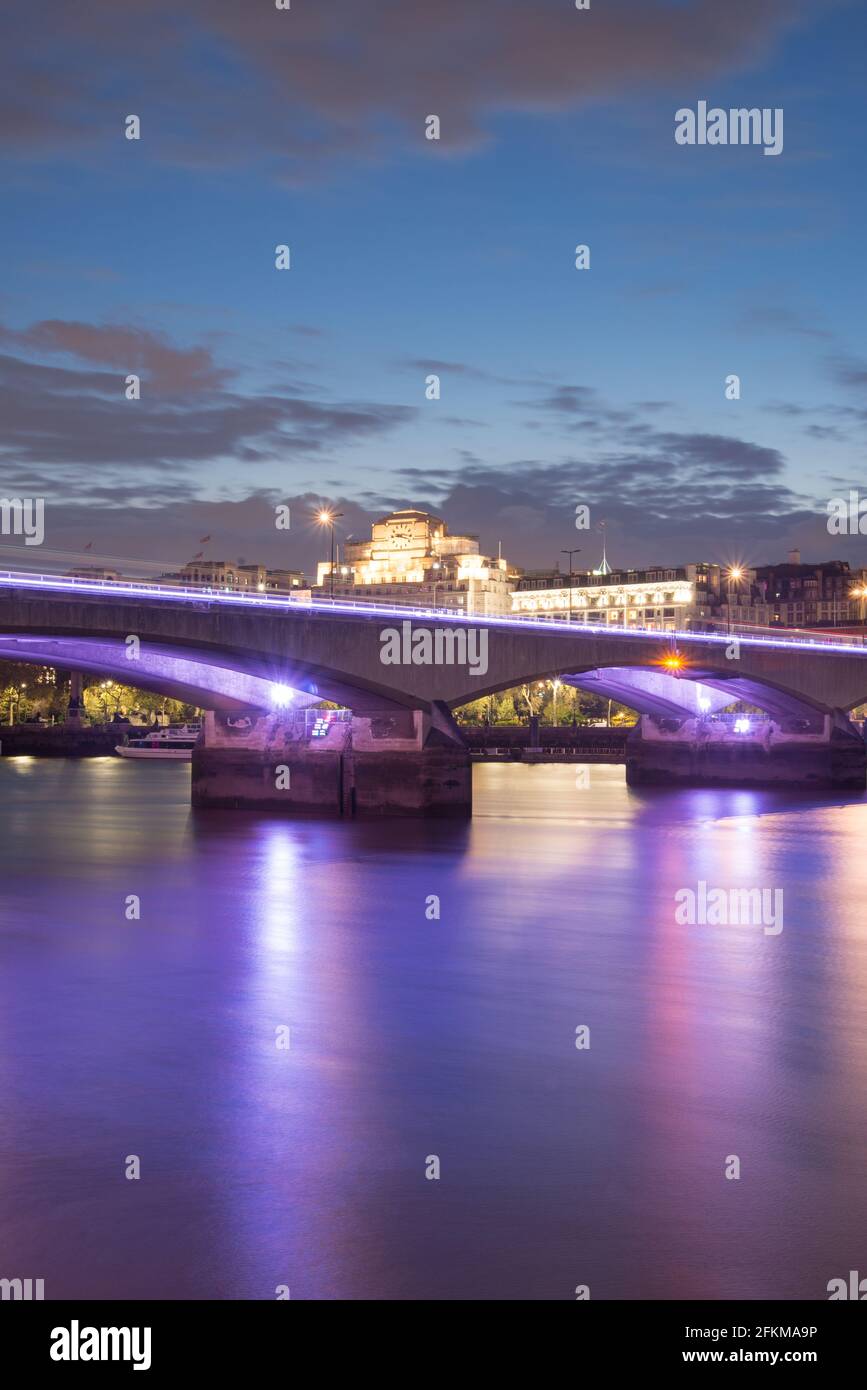 Pont illuminé de la rivière Waterloo par Giles Gilbert Scott Lifschutz Davidson Studio Sandilands Leo Villareal Banque D'Images