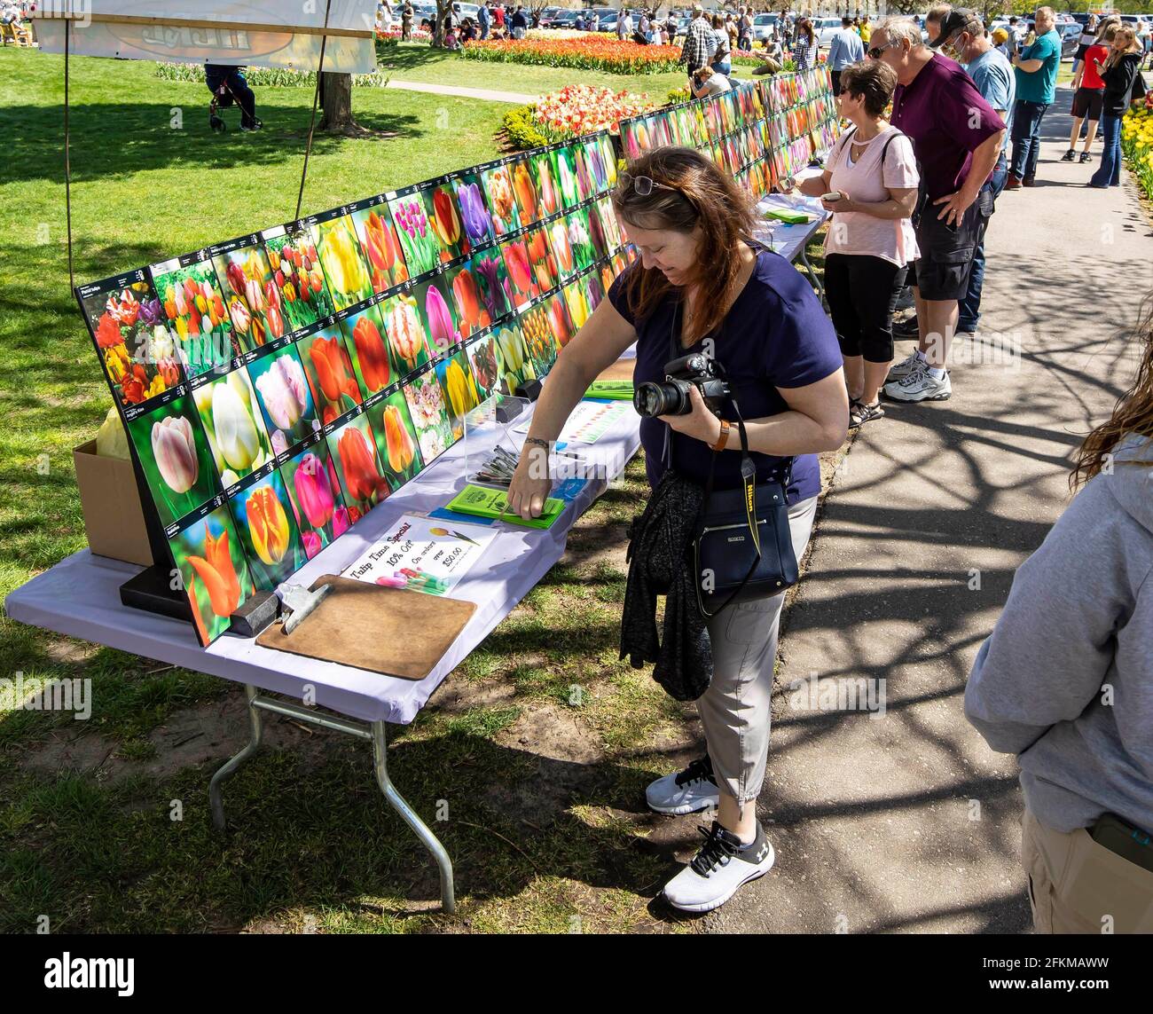 Pays-Bas, États-Unis. 2 mai 2021. Les gens assistent au Festival du temps des tulipes 2021 en Hollande, au Michigan, aux États-Unis, le 2 mai 2021. Crédit: Joel Lerner/Xinhua/Alay Live News Banque D'Images