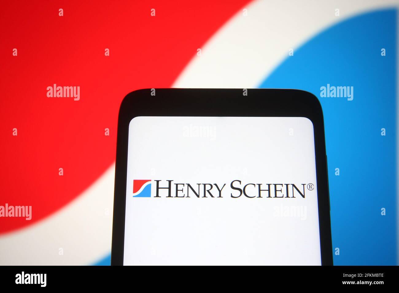 Ukraine. 2 mai 2021. Sur cette photo, le logo Henry Schein d'un distributeur américain de produits et services de santé est visible sur un écran de smartphone. Credit: Pavlo Gonchar/SOPA Images/ZUMA Wire/Alay Live News Banque D'Images