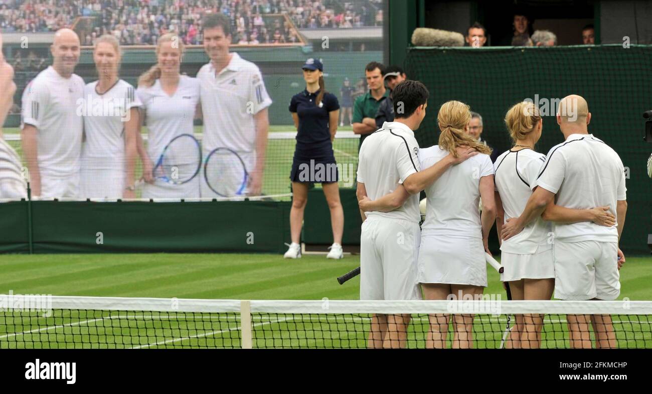 LE 1ER MATCH À WIMBLEDON SOUS LE NOUVEAU TOIT DE FERMETURE. ANDRE AGASSI ET SEEFIE GRAF V TIM HENMAM ET KIM CLIJSTERS. 17/5/09. PHOTO DAVID ASHDOWN Banque D'Images