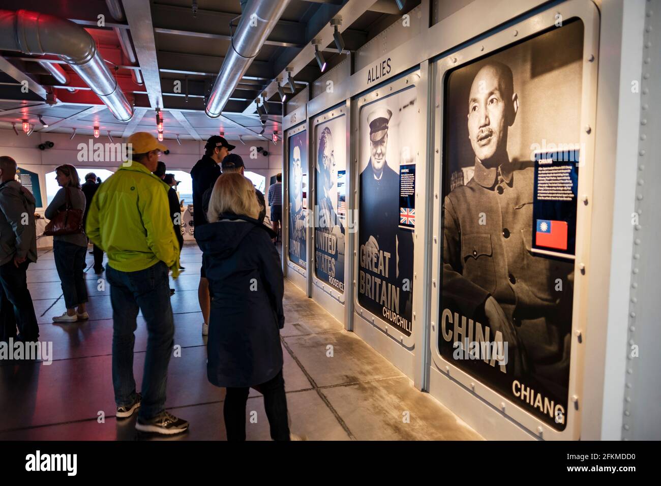 Visiteurs à l'intérieur du musée national de la seconde Guerre mondiale, Nouvelle-Orléans, Louisiane, États-Unis Banque D'Images