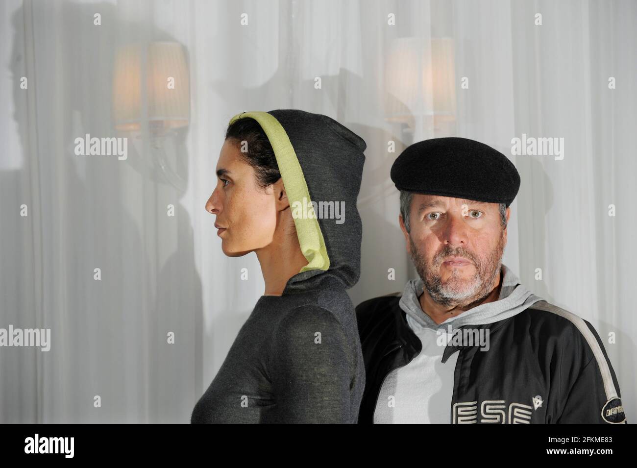 Le designer Philippe Starck avec sa femme Jasmin qui est en entreposage un  haut desigened par lui. 6/10/09. PHOTO DAVID ASHDOWN Photo Stock - Alamy