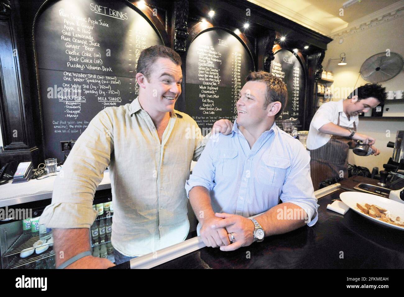 MATT STEVENS (À GAUCHE) ET LEE MEARS DANS LEUR CAFÉ/CANTINE, ILS ONT OUVERT À BATH. PHOTO DAVID ASHDOWN Banque D'Images