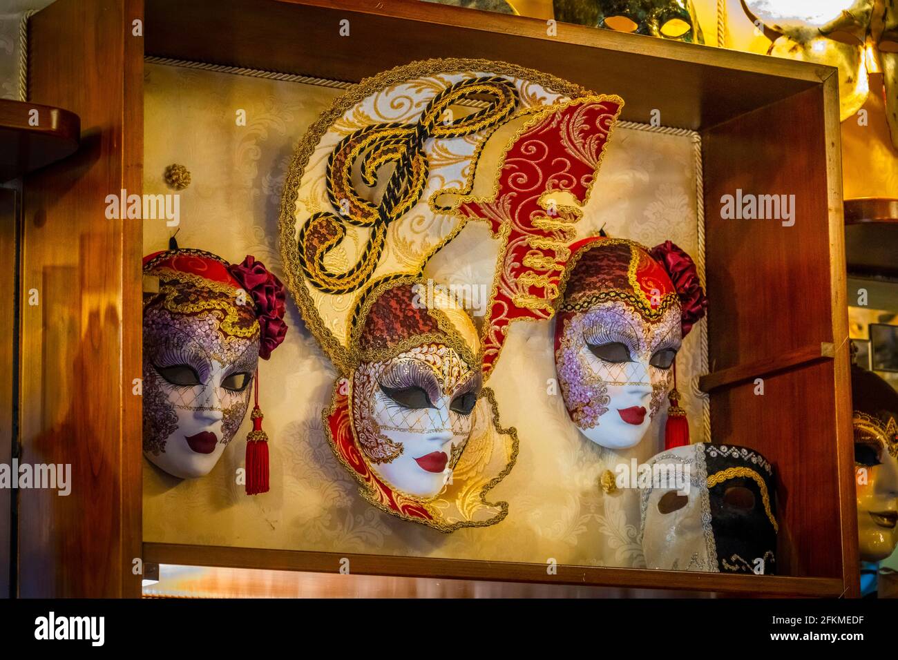 Masques de carnaval vénitien dans une vitrine de magasin, Venise, Vénétie,  Italie Photo Stock - Alamy