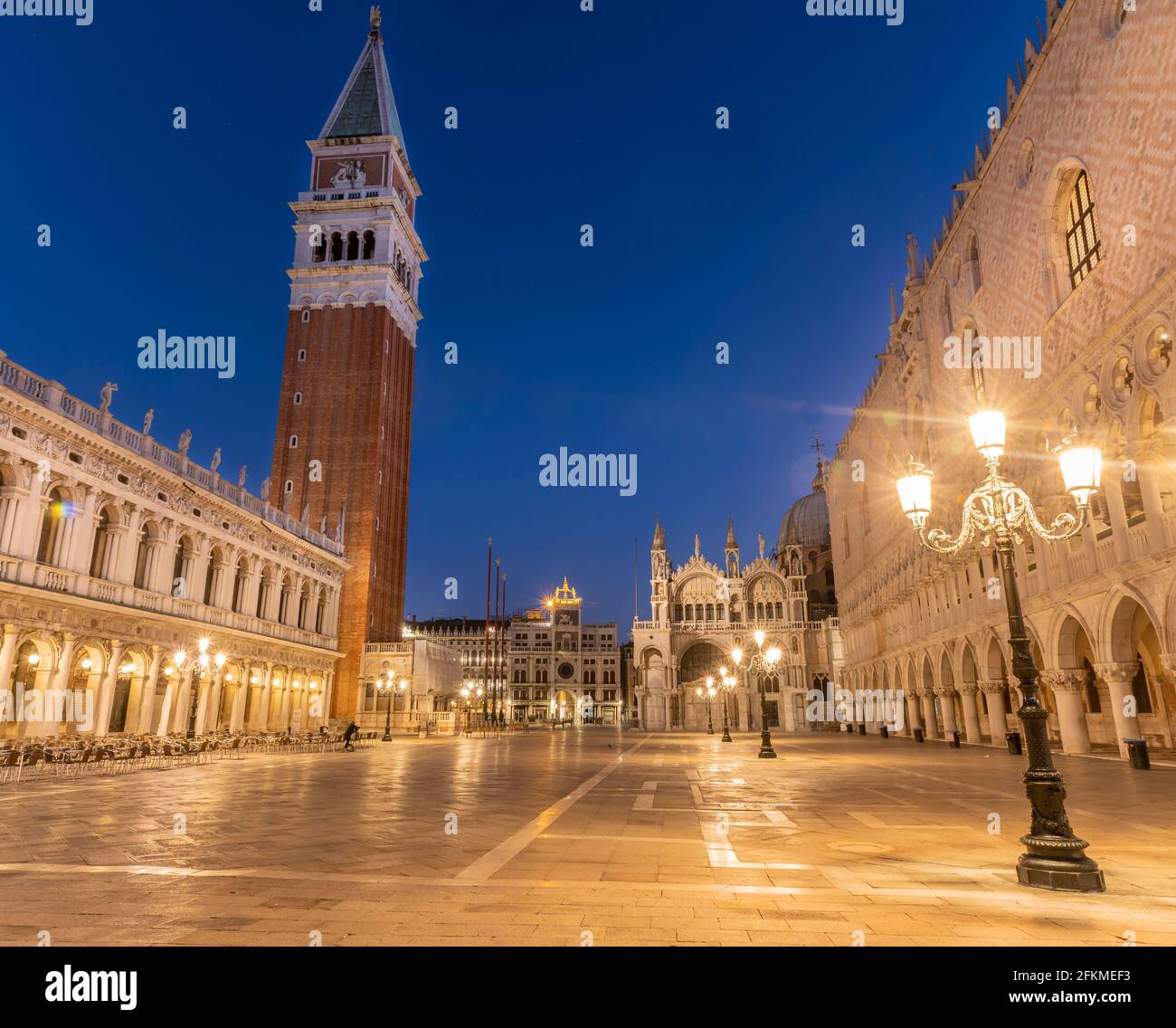 Atmosphère matinale, place Saint-Marc avec clocher, Campanile, Basilique Saint-Marc, Saint-Marc, Venise, Vénétie, Italie Banque D'Images