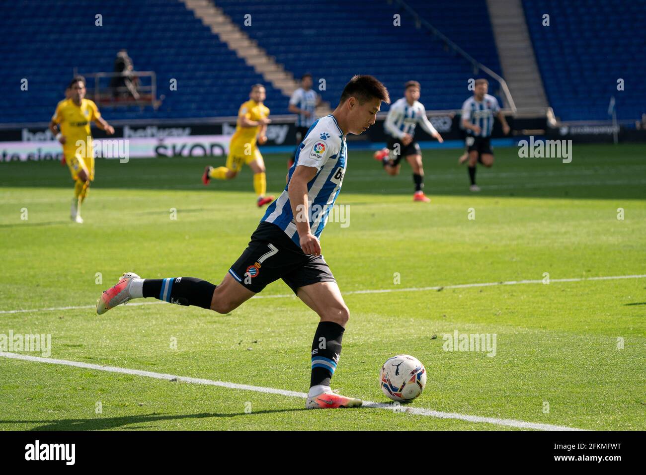 Cornella, Espagne. 2 mai 2021. Wu Lei du RCD Espanyol est en compétition lors d'un match de football de deuxième division en Espagne entre le RCD Espanyol et Malaga CF à Cornella, Espagne, le 2 mai 2021. Crédit : Joan Gosa/Xinhua/Alay Live News Banque D'Images