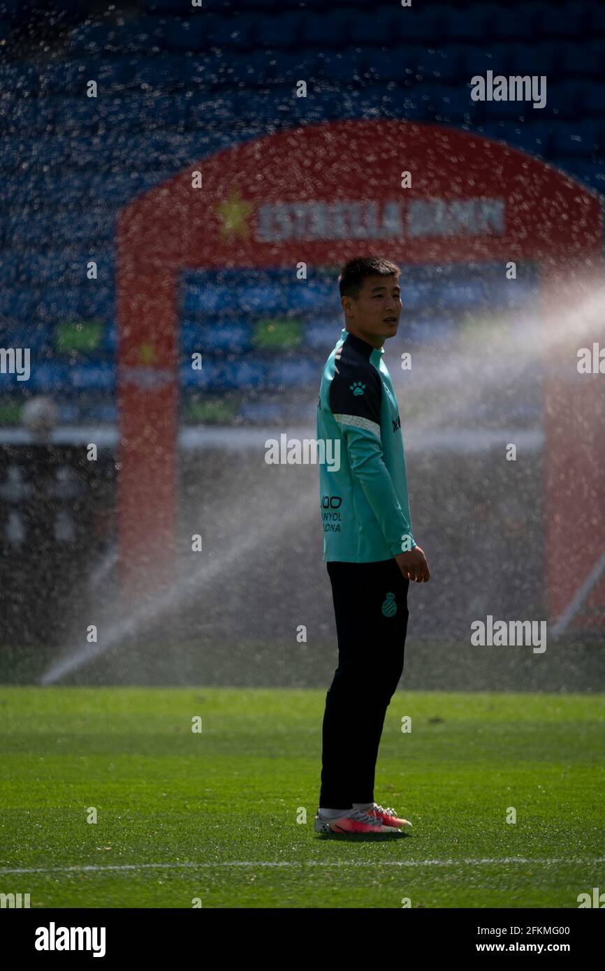 Cornella, Espagne. 2 mai 2021. Wu Lei du RCD Espanyol se réchauffe avant un match de football espagnol de deuxième division entre le RCD Espanyol et le Malaga CF à Cornella, Espagne, le 2 mai 2021. Crédit : Joan Gosa/Xinhua/Alay Live News Banque D'Images