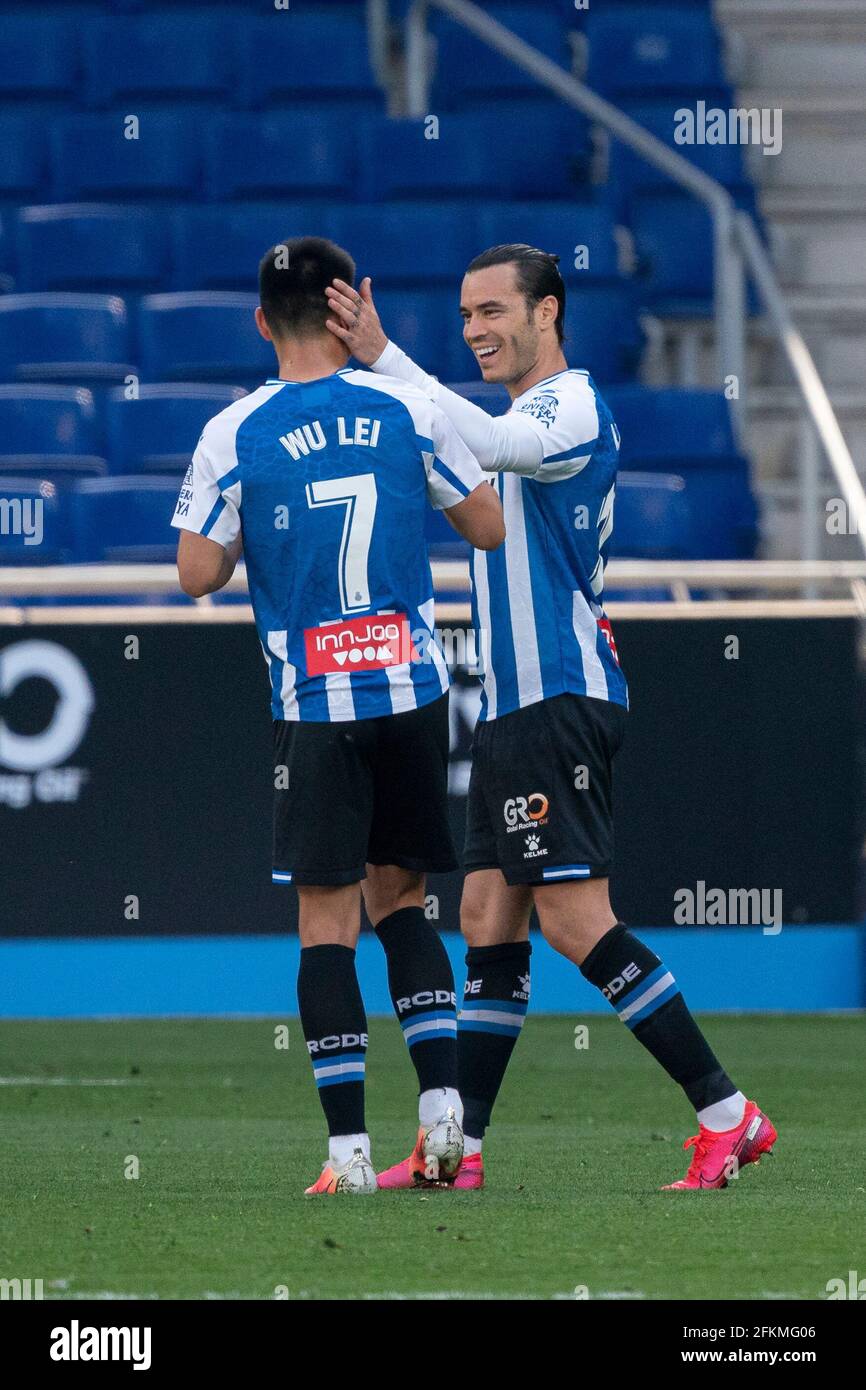 Cornella, Espagne. 2 mai 2021. Wu Lei (L) du RCD Espanyol célèbre avec Raul de Tomas lors d'un match de football de deuxième division en Espagne entre le RCD Espanyol et Malaga CF à Cornella, Espagne, le 2 mai 2021. Crédit : Joan Gosa/Xinhua/Alay Live News Banque D'Images