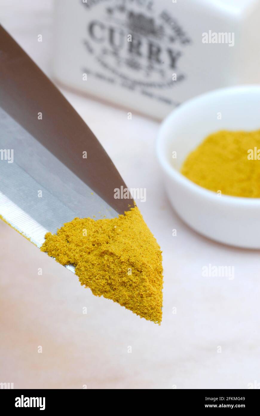 Pointe de couteau avec curry, poudre de curry Banque D'Images