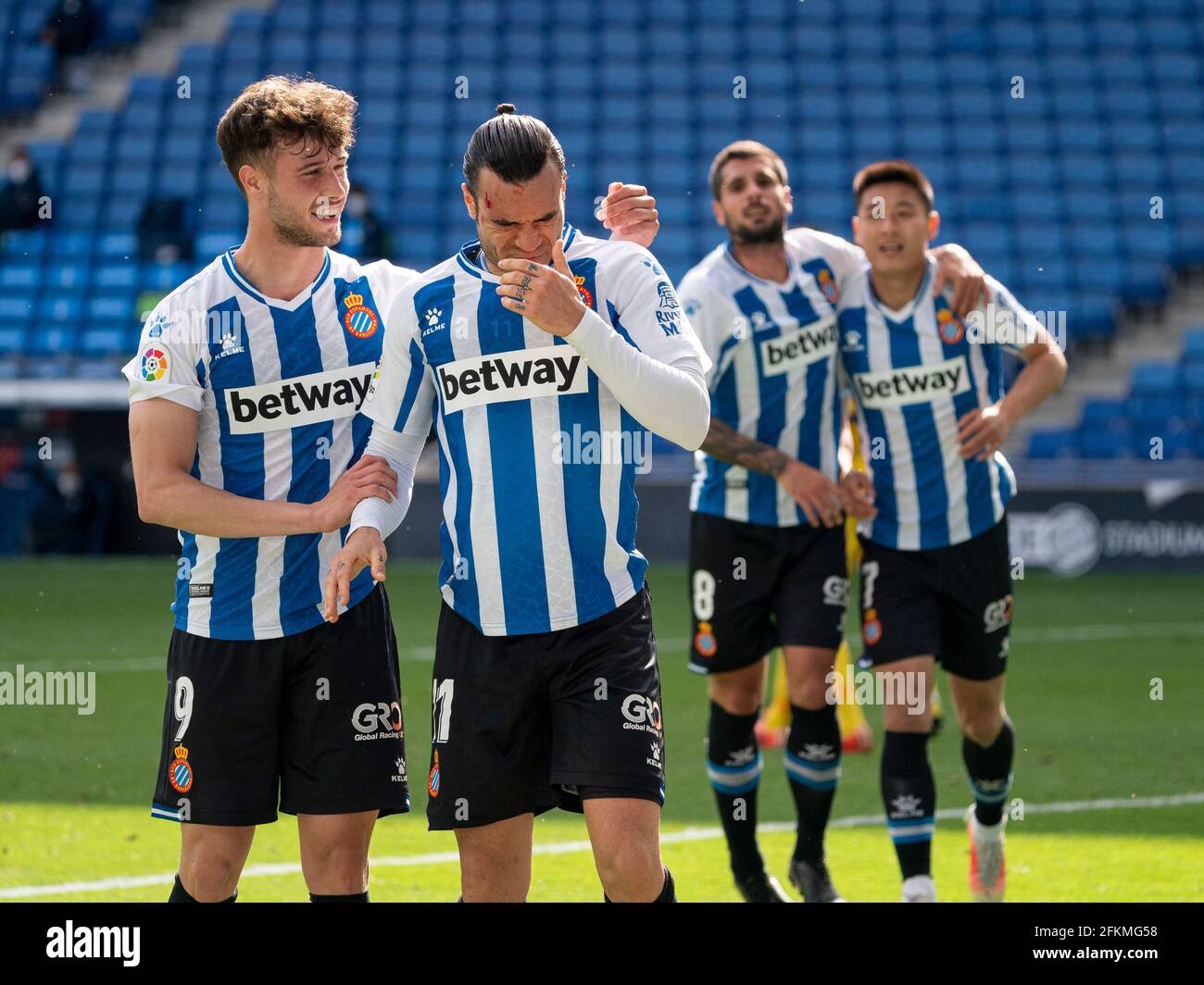 Cornella, Espagne. 2 mai 2021. Raul de Tomas (2e L) du RCD Espanyol célèbre lors d'un match de football espagnol de deuxième division entre le RCD Espanyol et Malaga CF à Cornella, Espagne, le 2 mai 2021. Crédit : Joan Gosa/Xinhua/Alay Live News Banque D'Images