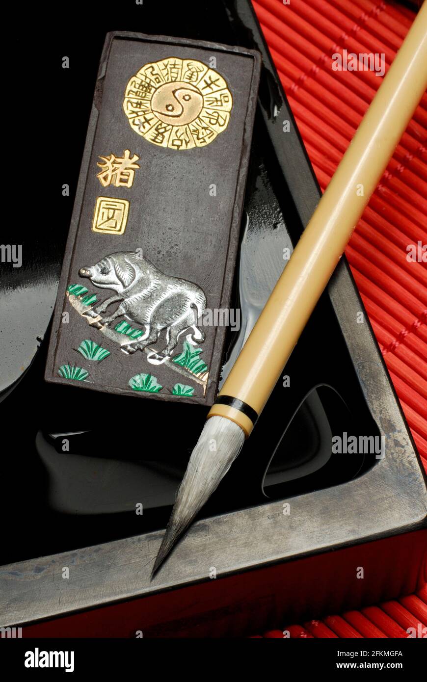 Calligraphie, pinceau et pierre à frotter Banque D'Images