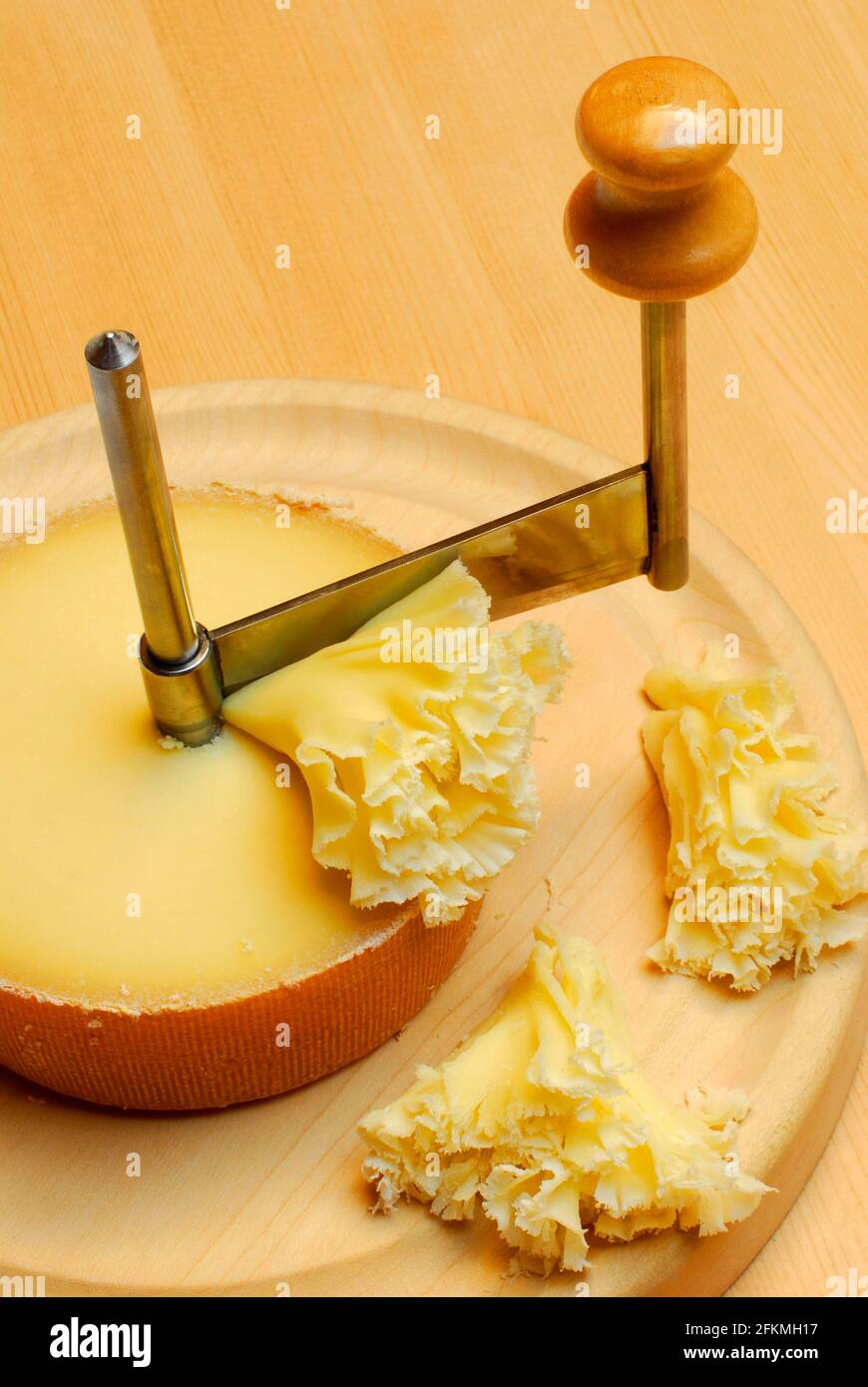 Fromage 'Tete de Moine' avec couteau rotatif Girolle, rosettes de fromage,  tête de moine Photo Stock - Alamy