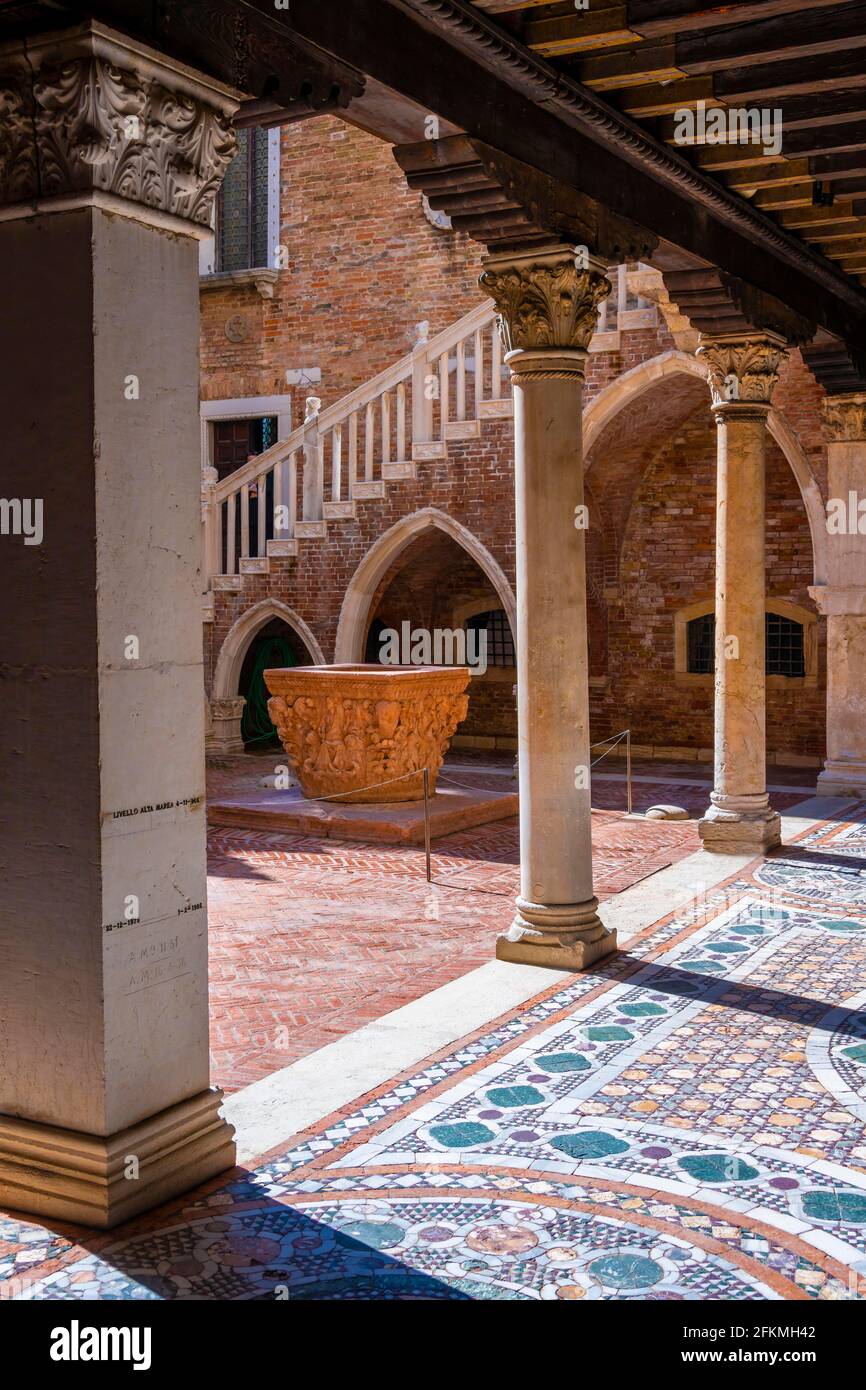 Sol en mosaïque dans la cour avec colonnes, dans le palais CA' d'Oro, Venise, Vénétie, Italie Banque D'Images