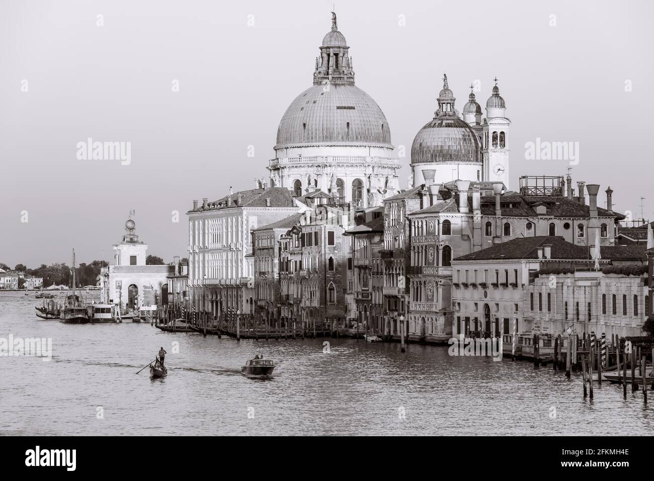 Noir et blanc, vue du Ponte dell'Accademia au Grand Canal et à la basilique Santa Maria della Salute, Venise, Vénétie, Italie Banque D'Images