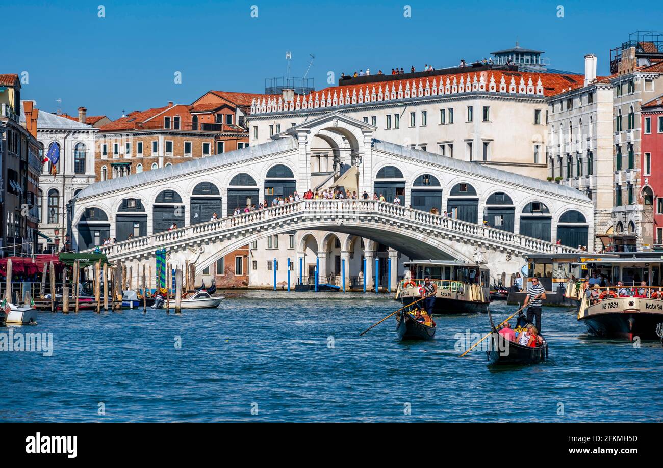 Télécabine avec touristes sur le Grand Canal, Pont du Rialto, Venise, Vénétie, Italie Banque D'Images