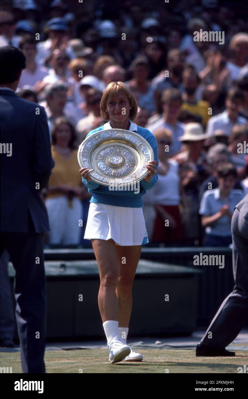 Martina Navratilova tient la plaque des champions après avoir battu Chris Evert Lloyd pour remporter les championnats de Wimbledon de 1984. Banque D'Images