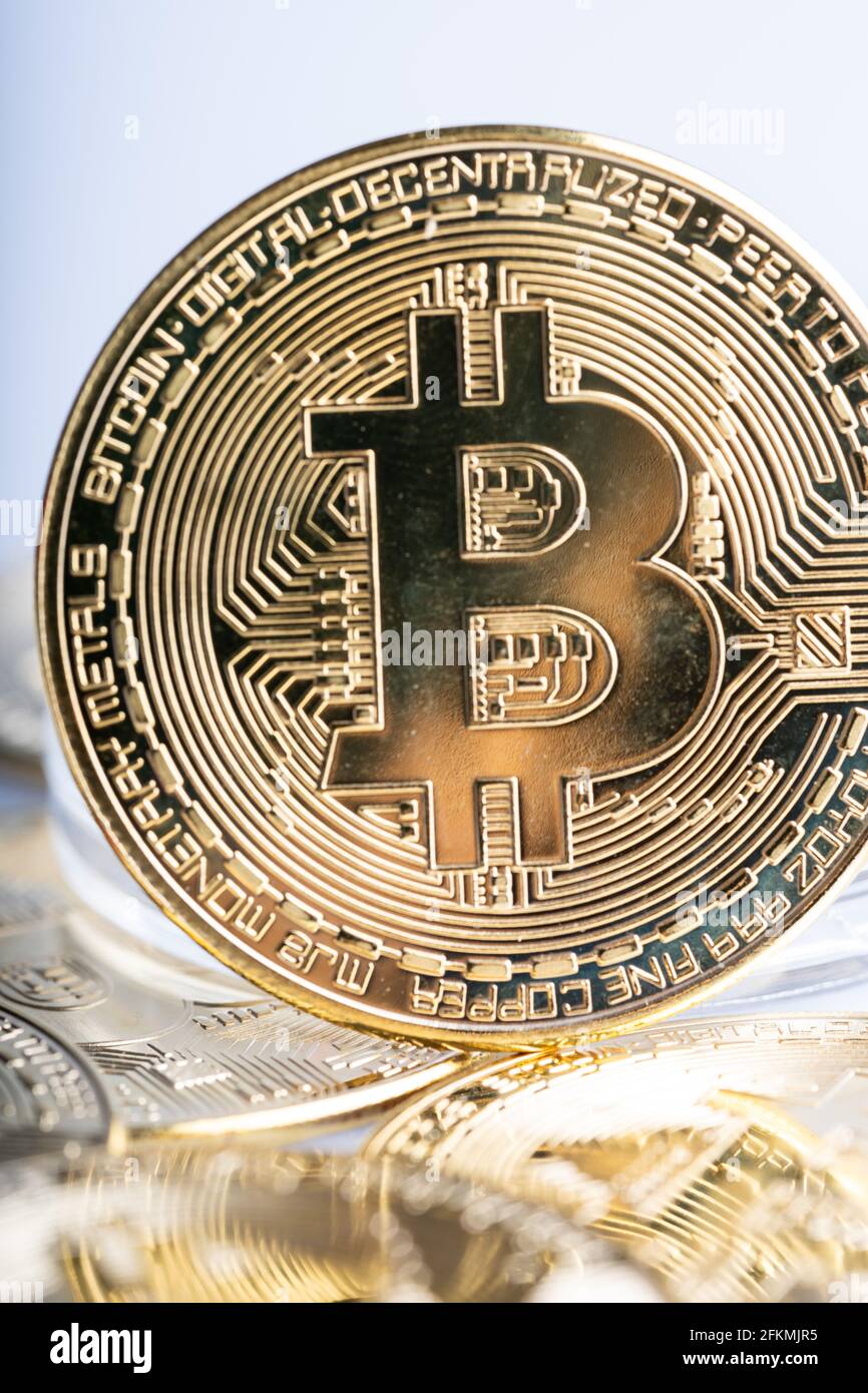 Concept d'investissement en crypto-monnaie. Réplique Bitcoin sur fond blanc Banque D'Images