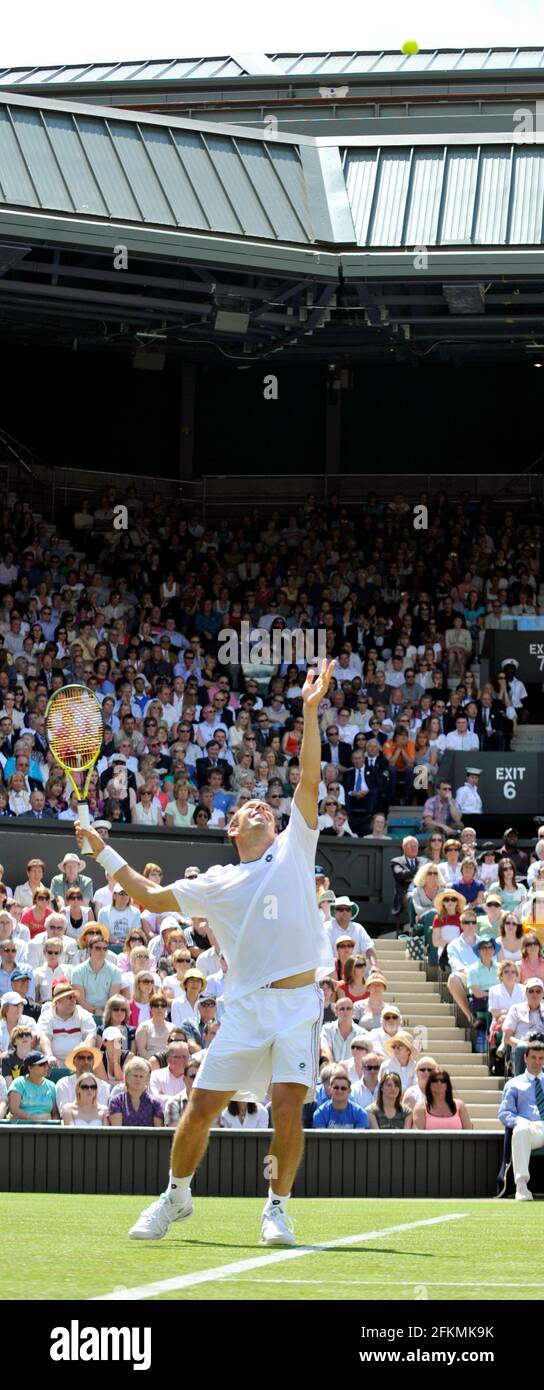 CHAMPIONNATS DE TENNIS DE WIMBLEDON 2008. 1er JOUR 23/6/2008. D.HEBATY LORS DE SON PREMIER MATCH DE TOUR, RODGER FEDERER PHOTO DAVID ASHDOWN Banque D'Images