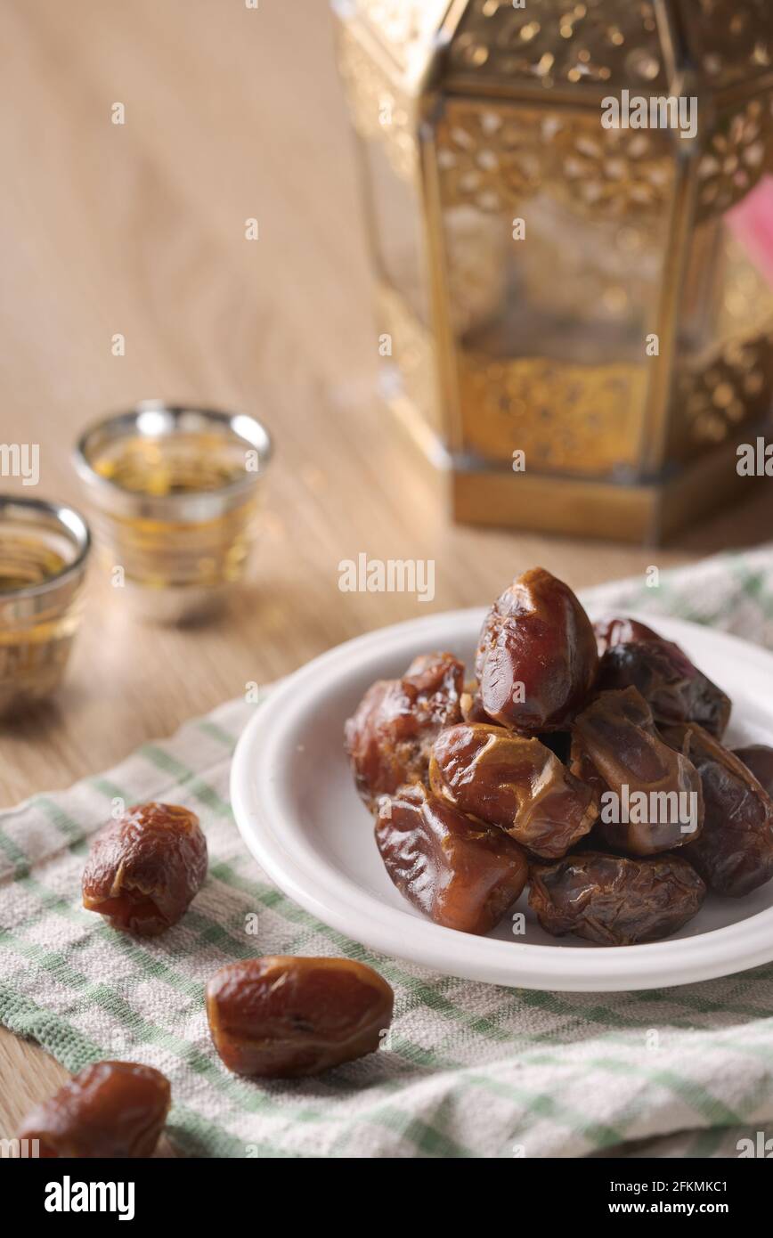 Manger des dattes séchées.cuisine arabe traditionnelle pour l'iftar Banque D'Images