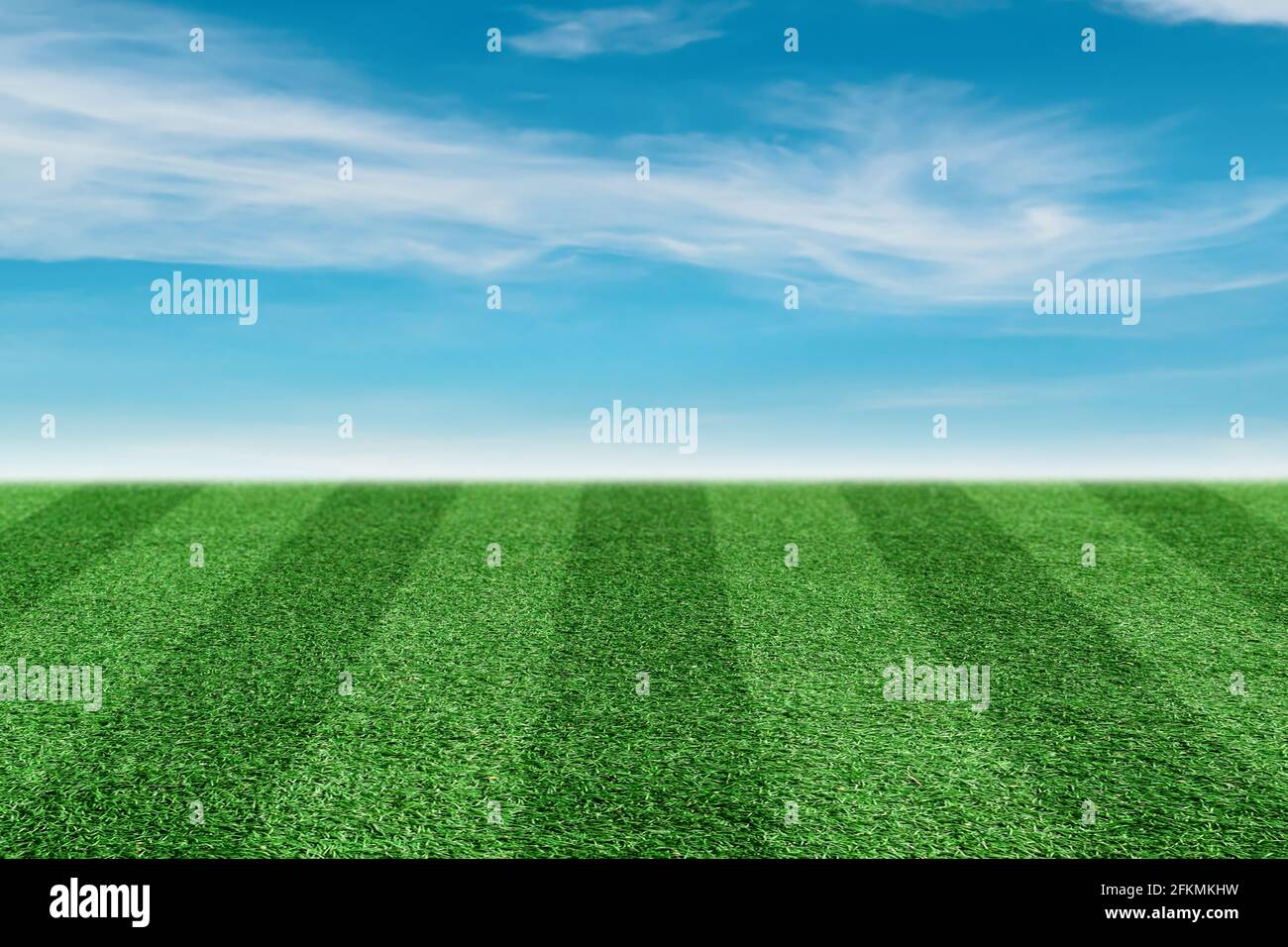 Terrain de football rayé avec fond bleu ciel. Banque D'Images