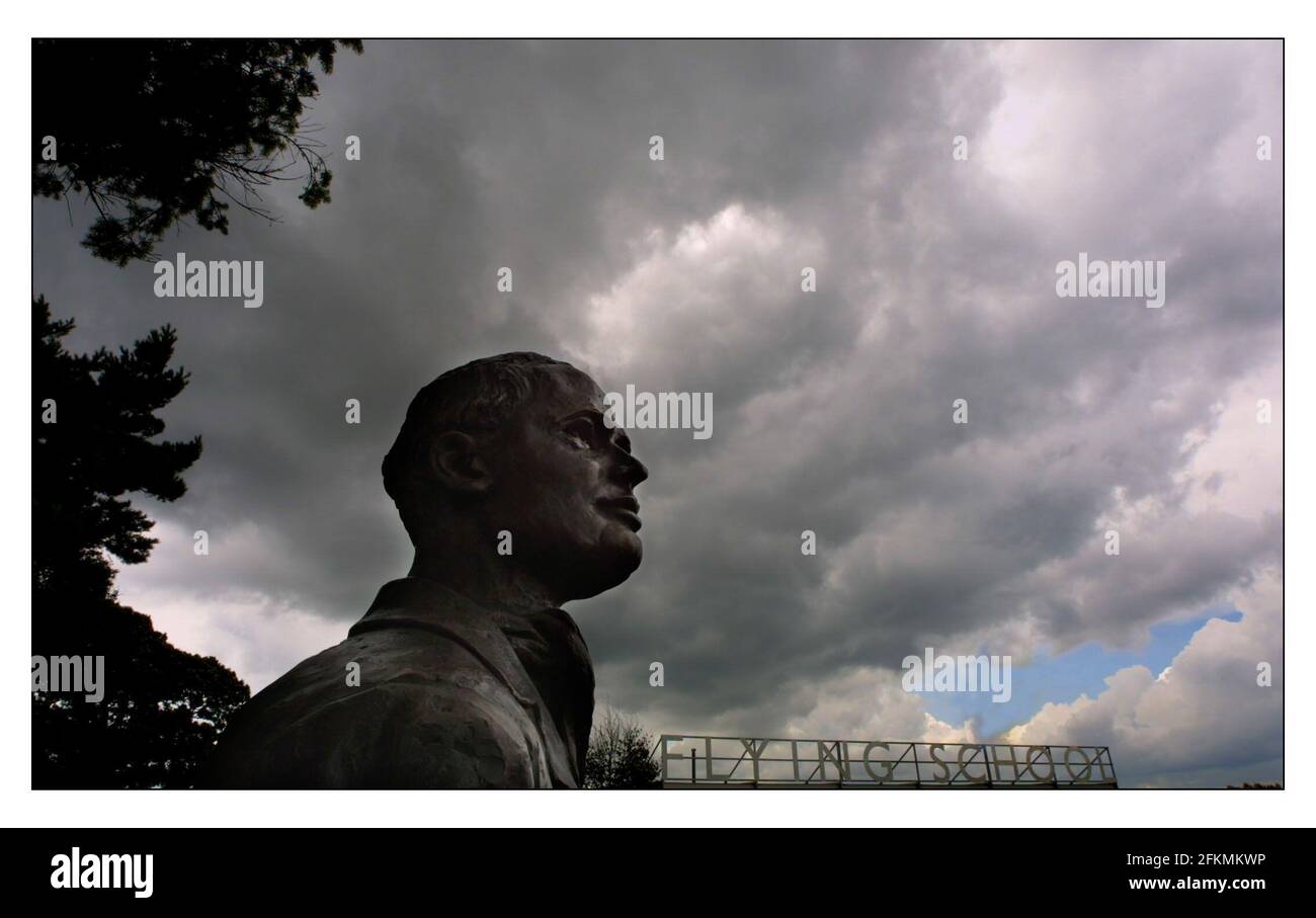 La toute première sculpture du pilote de chasse légendaire Douglas Bader a été dévoilée aujourd'hui à l'aérodrome de Goodwood par Lady Bader et le duc de Richmond. Il a effectué sa dernière mission de guerre depuis la RAF Westampnet le 9 août 1941.pic David Sandison 9/8/2001 Banque D'Images