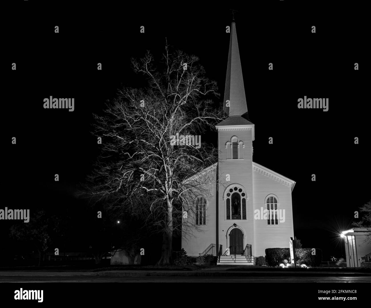 Vue nocturne de l'église congrégationale Barrington à Barrington, Rhode Island. Banque D'Images