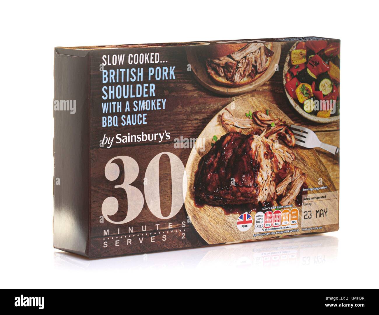 SWINDON, Royaume-Uni - 3 MAI 2021 : Sainsburys cuit lentement à l'anglaise avec une sauce barbecue fumée Banque D'Images