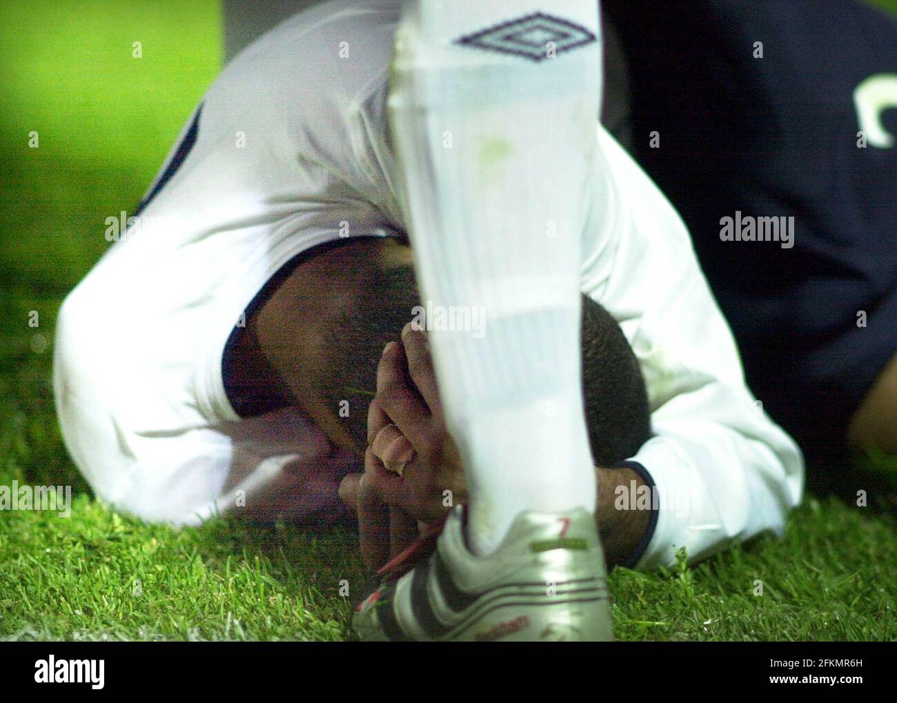 ASHLEY COLE A FRAPPÉ LA TÊTE APRÈS LE BUT DE COLE PENDANT LE QUALIFICATIF DE LA COUPE DU MONDE D'ANGLETERRE DE L'ALBANIE V DANS LE QEMAL STADE STAFA TIRANA Banque D'Images