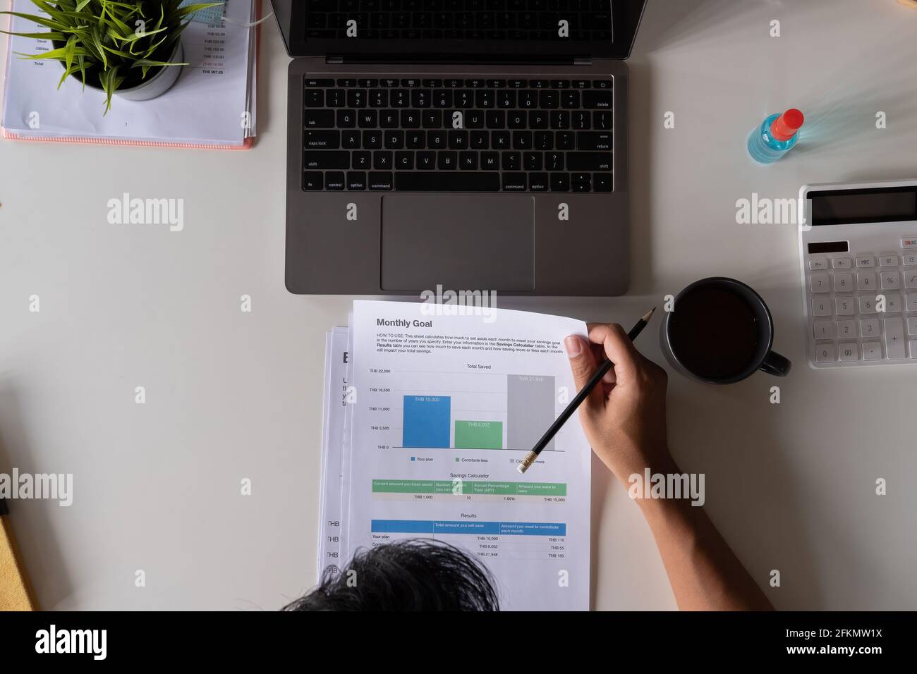 Homme à travailler avec plan sur le bureau et ordinateur portable numérique moderne. Vue de dessus Banque D'Images