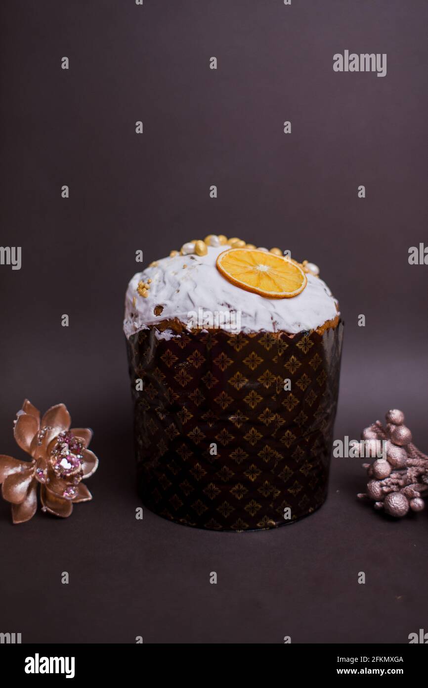 Un Gateau De Paques A La Decoration De Fruits Secs Et De Brindilles Photo Stock Alamy