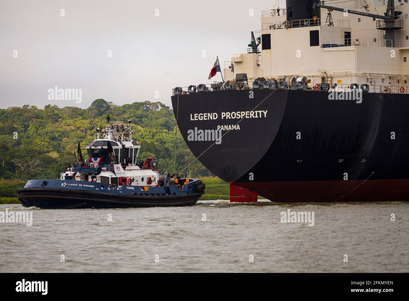 Le navire Legend Prosperity et un remorqueur traversent le canal de Panama, République du Panama, Amérique centrale. Banque D'Images