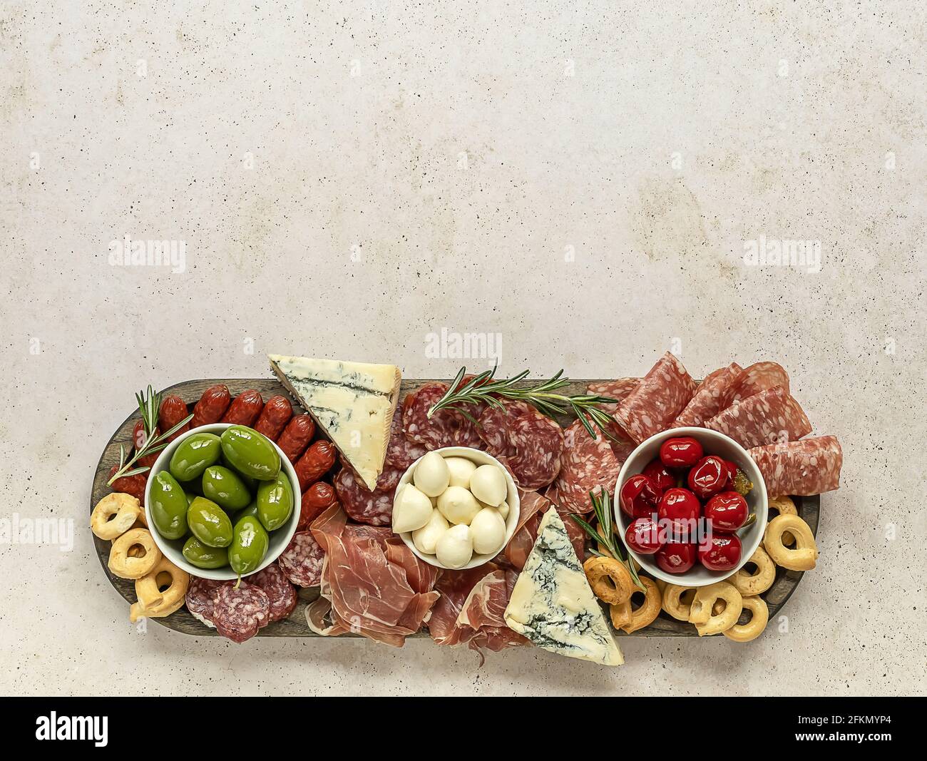 Buffet de charcuterie ou antipasti italiens composés de fromages, viandes et hors-d'œuvre variés. Banque D'Images