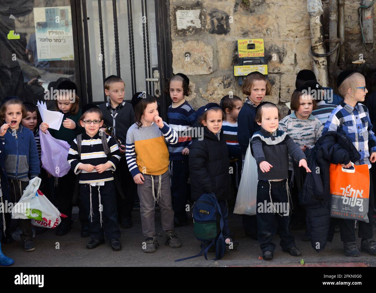 Jeunes garçons juifs orthodoxes sur la rue MEA Shearim à Jérusalem, Israël. Banque D'Images