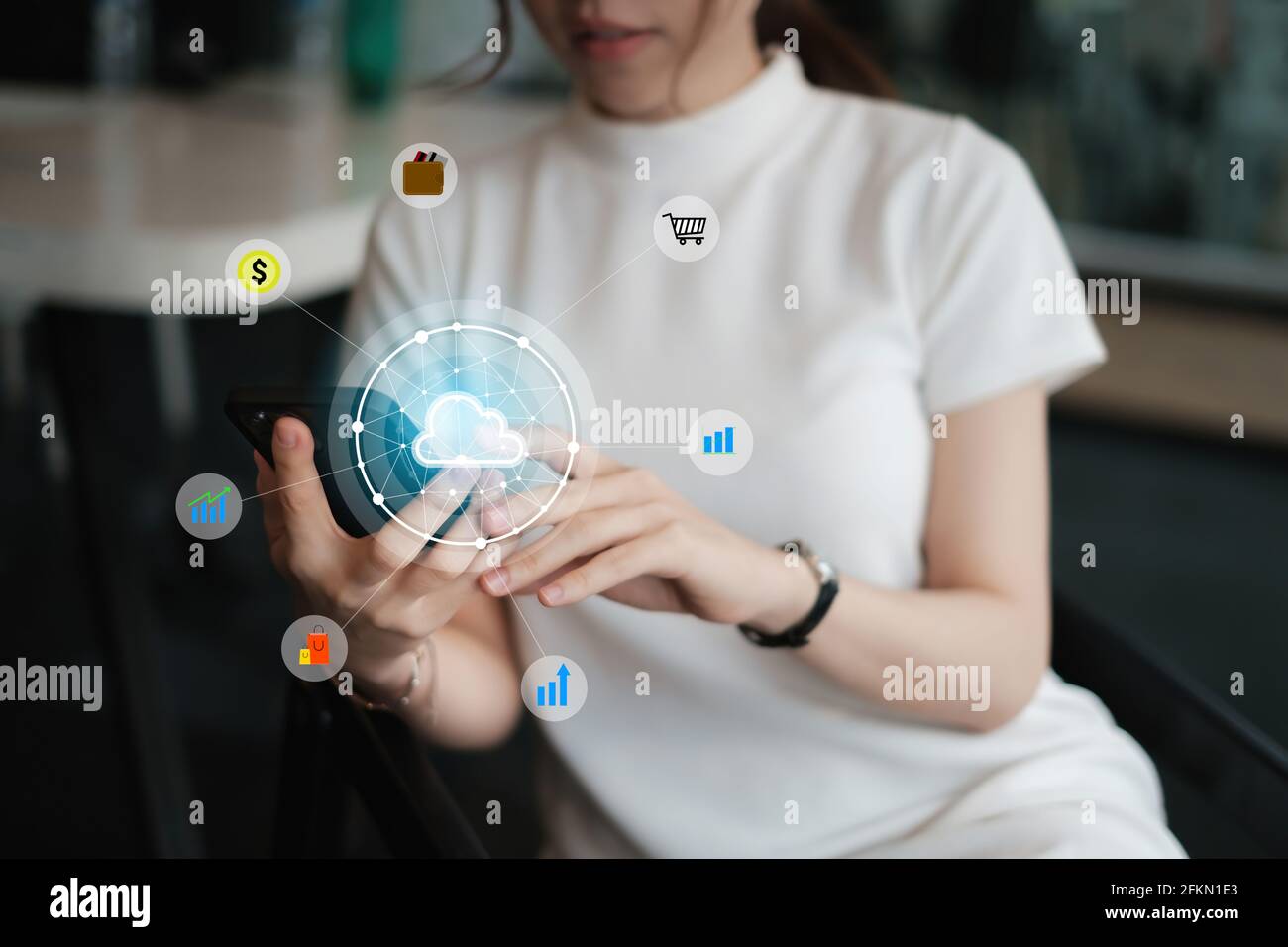 Femme utilisant un smartphone avec un réseau de cyber-sécurité icon Graphic Cloud des appareils connectés et la sécurité des données personnelles. Banque D'Images