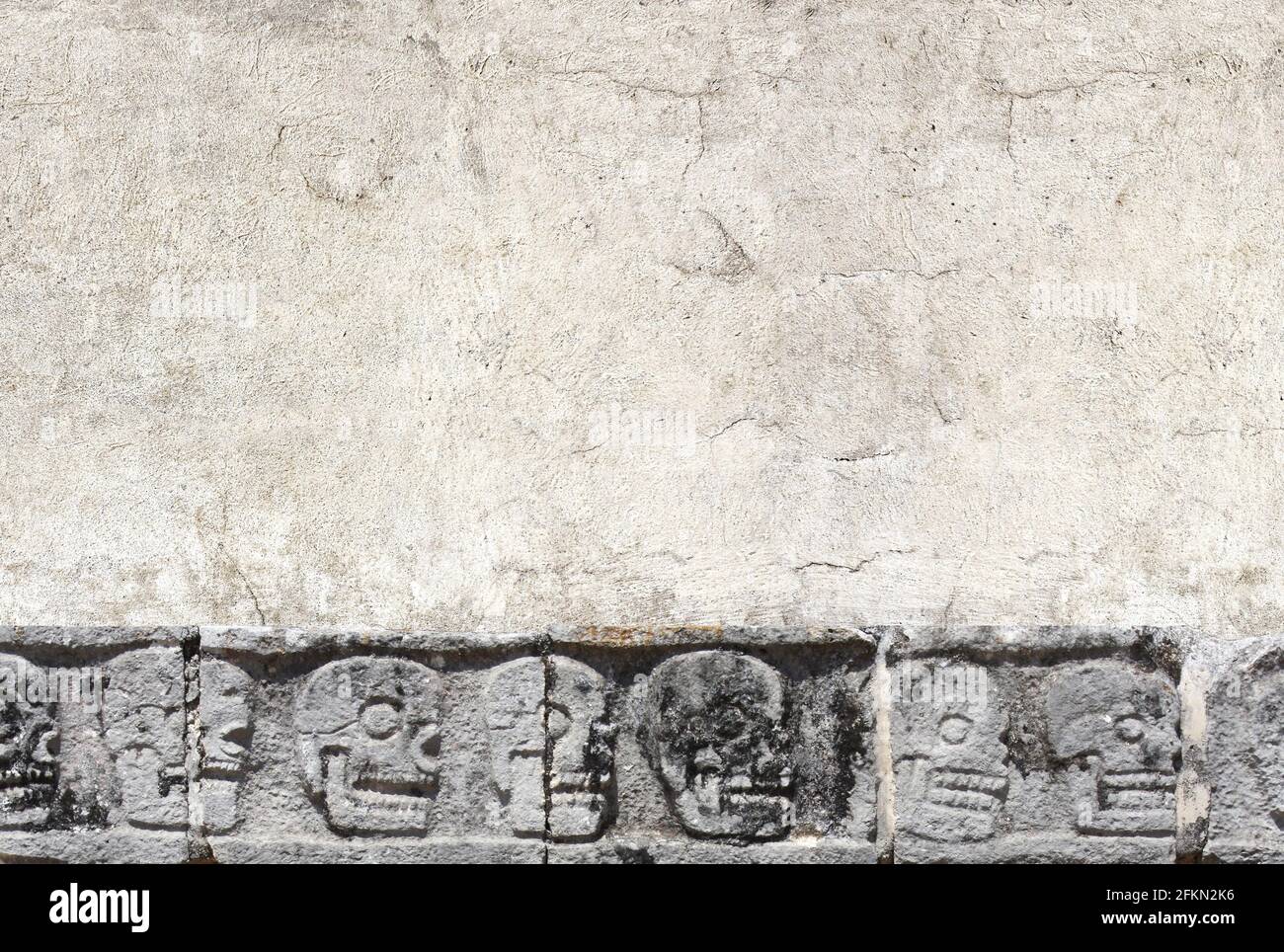 Bannière horizontale avec texture de mur de pierre et bas-relief sculptant avec des crânes humains, civilisation maya pré-colombienne. Jour des morts (El Dia de Muert Banque D'Images