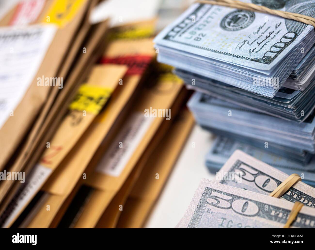billets en dollars dans l'unité d'enquête criminelle, image conceptuelle Banque D'Images
