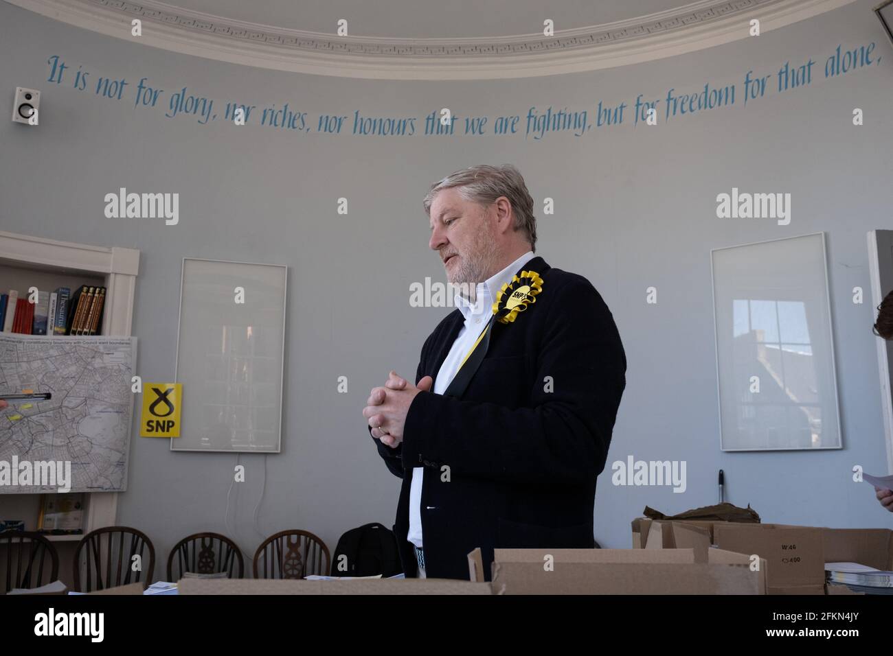 Angus Robertson, du Parti national écossais, prépare ses tracts de campagne avant d'entreprendre le démarchage dans la circonscription centrale d'Édimbourg, avant les élections parlementaires écossaises du 6 mai, à Édimbourg, en Écosse, le 14 avril 2021. Banque D'Images