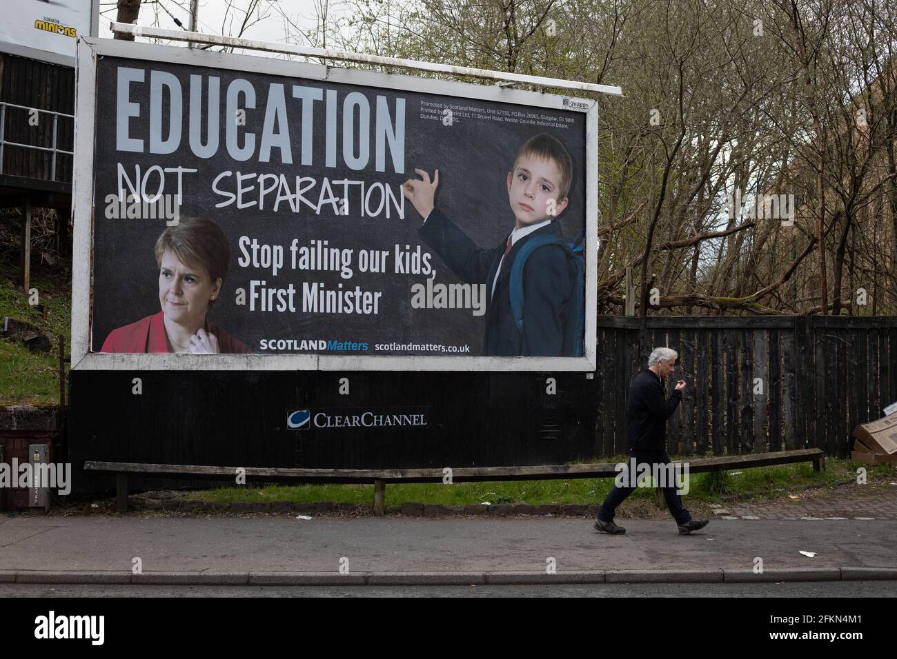 «Education Not Separation» - UN panneau d'affichage politique, de l'organisation Scotland Matters, critiquant les politiques du Premier ministre Nicola Sturgeon, dans la région de Clarkston, à Glasgow, en Écosse, le 13 avril 2021. Banque D'Images