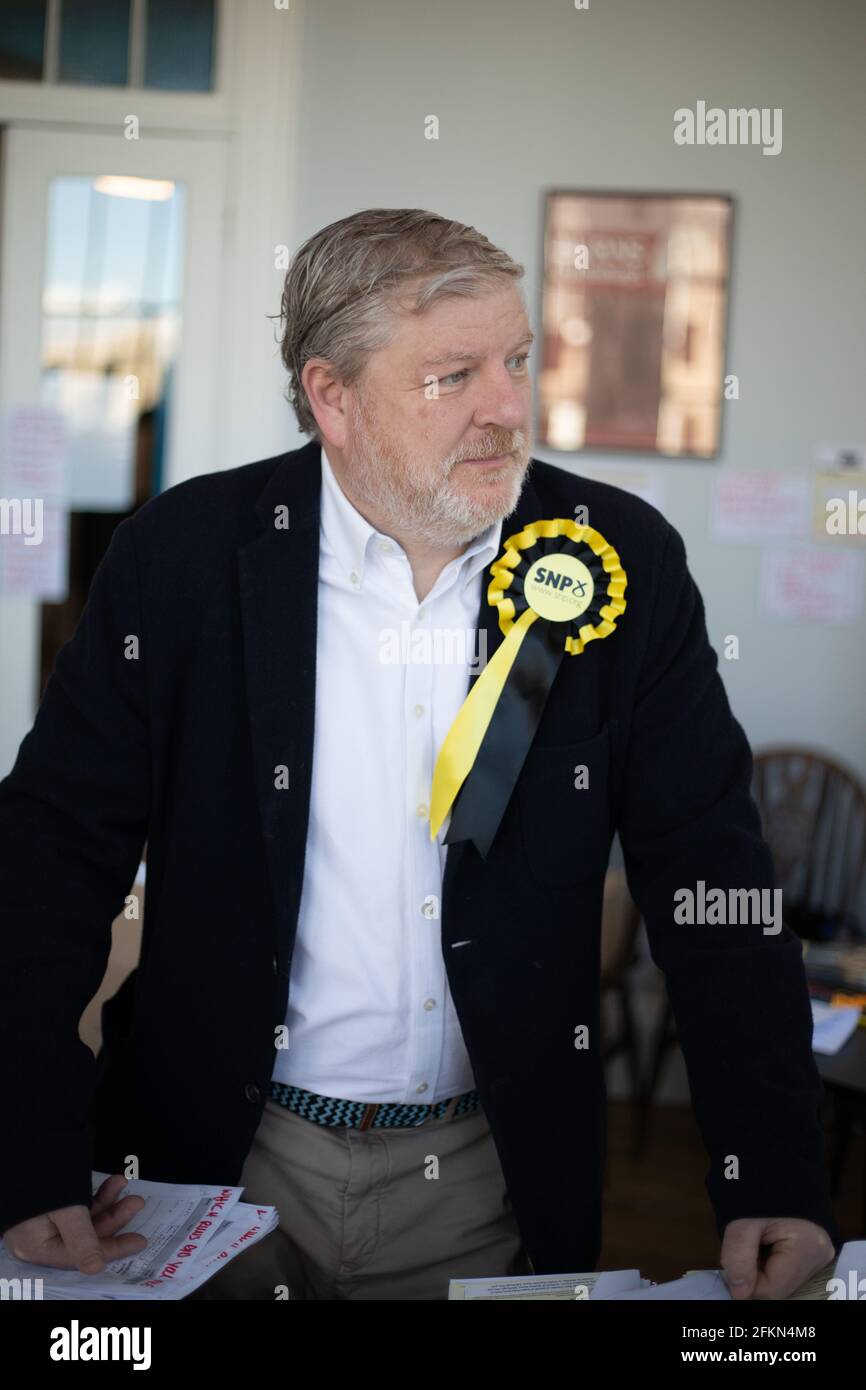 Angus Robertson, du Parti national écossais, prépare ses tracts de campagne avant d'entreprendre le démarchage dans la circonscription centrale d'Édimbourg, avant les élections parlementaires écossaises du 6 mai, à Édimbourg, en Écosse, le 14 avril 2021. Banque D'Images