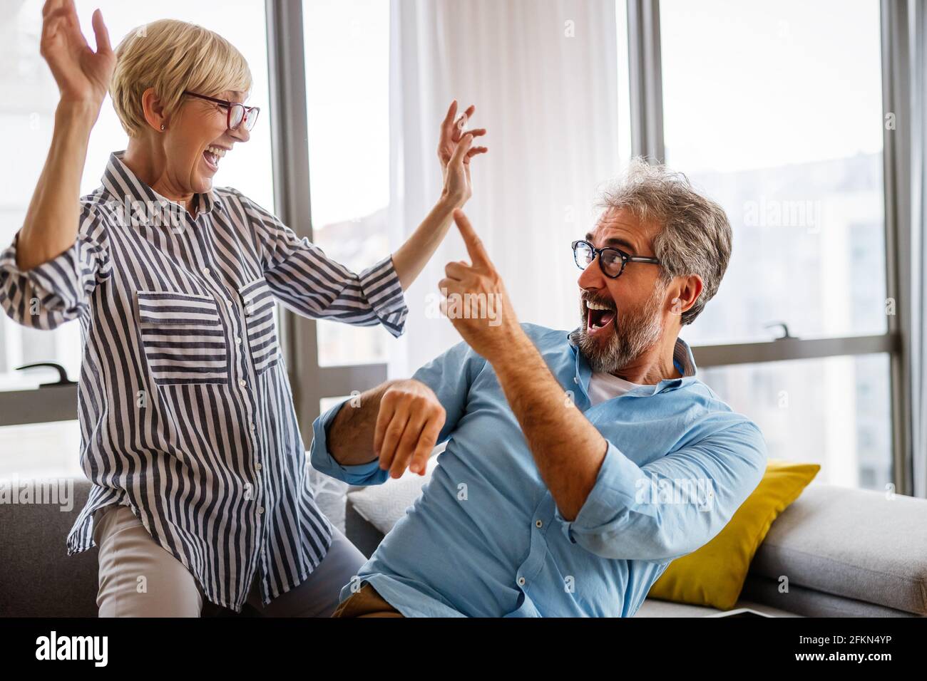 Couple senior joyeux qui profite de la vie ensemble, s'amuser à la maison Banque D'Images
