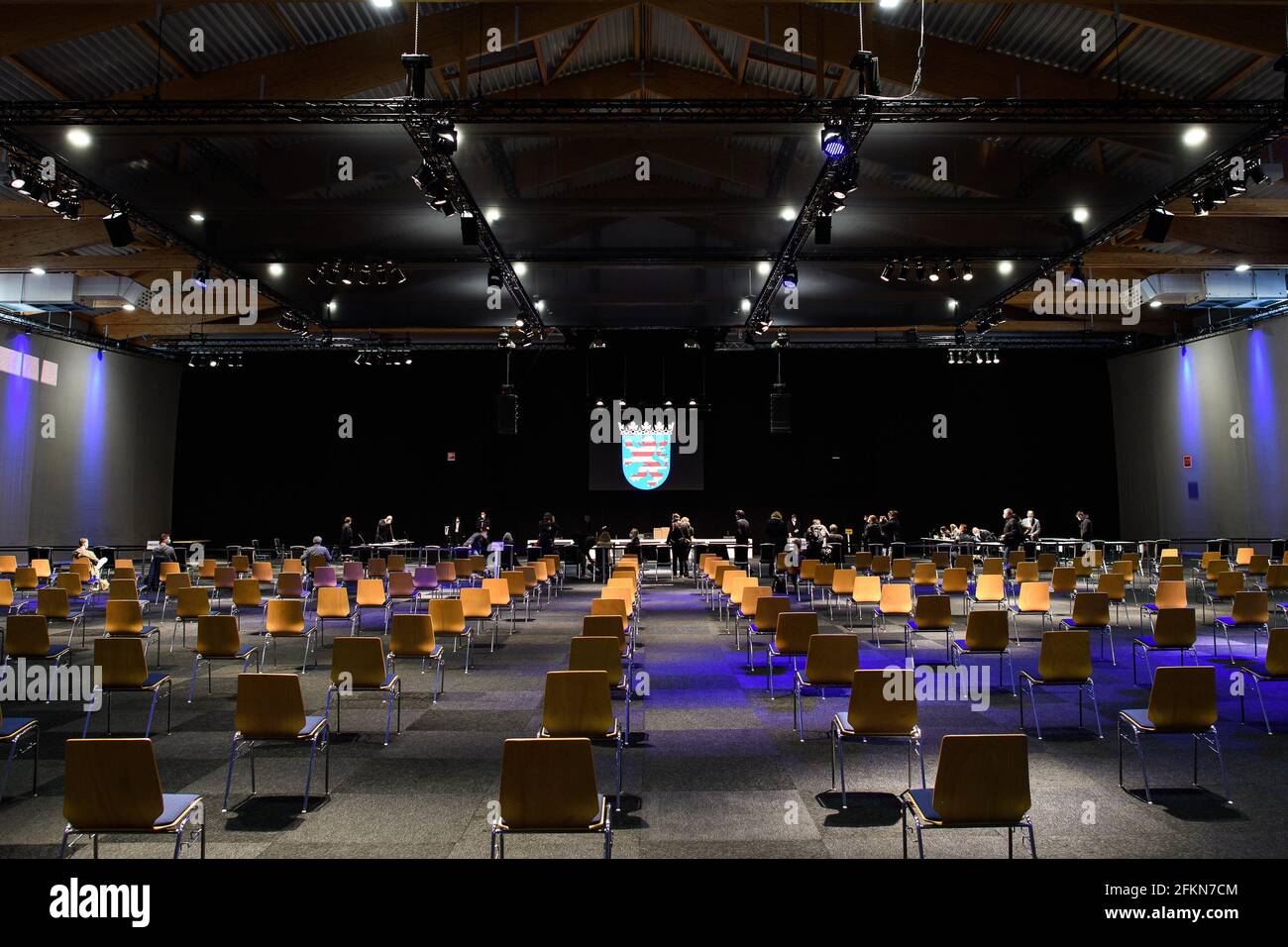 Kassel, Allemagne. 03ème mai 2021. Vue sur le hall d'exposition 5, la salle d'audience louée par le tribunal de district de Kassel pour le début du procès sur l'attaque de voiture sur la procession du lundi de Shrove à Volkmarsen. Le parquet général de Francfort accuse le défendeur de conduire délibérément une voiture dans la foule de spectateurs le long de la route de la procession du 24.02.2020. Credit: Swen Pförtner/dpa/Alay Live News Banque D'Images